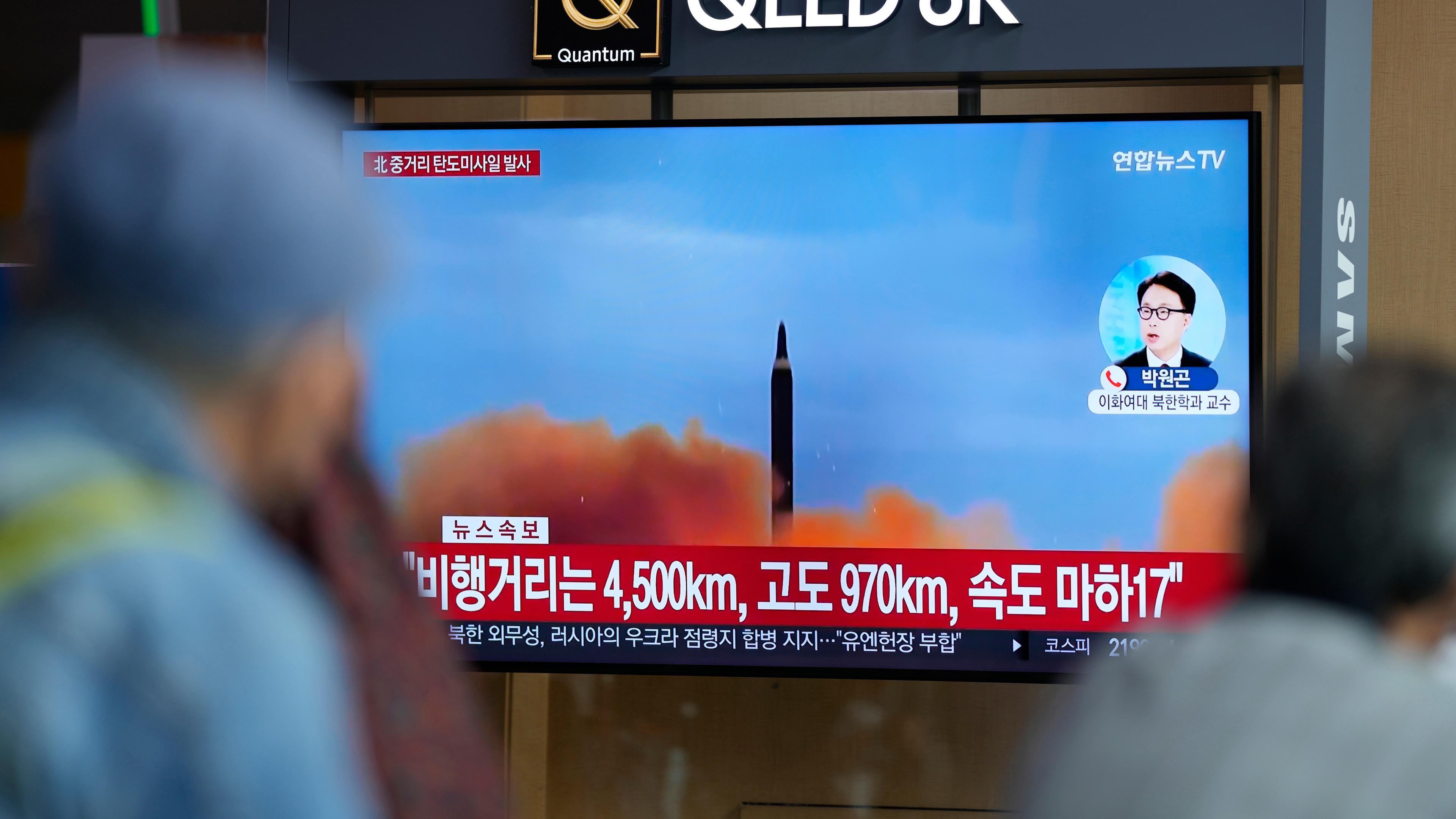 Menschen im südkoreanischen Seoul verfolgen den jüngsten Raketentest des Nachbarn Nordkorea an Bildschirmen.