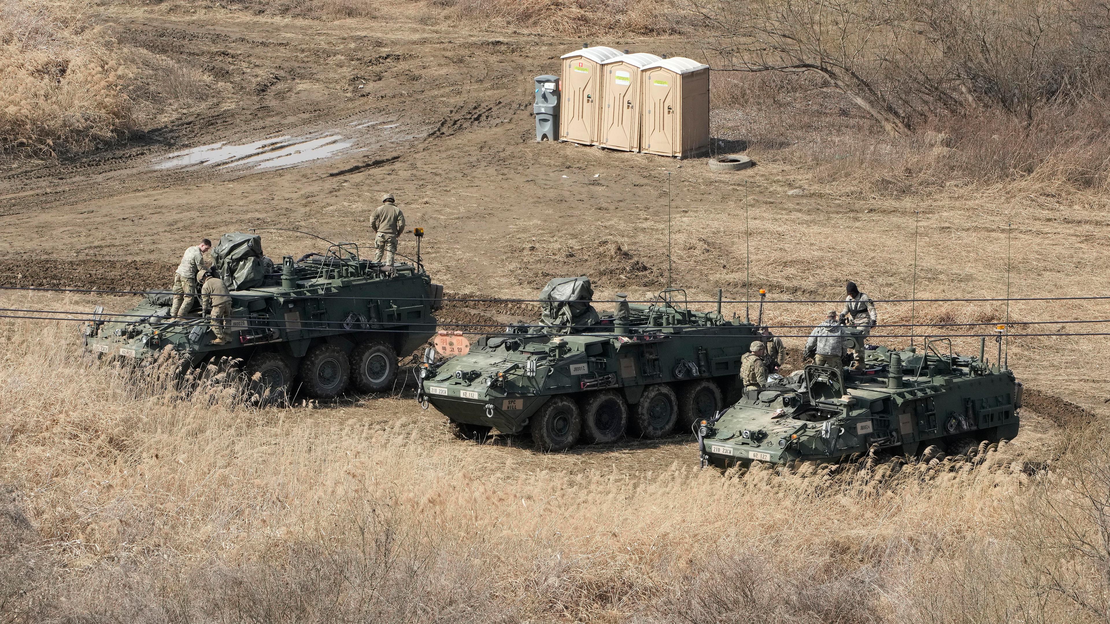 Südkorea, Yeoncheon: Soldaten der US-Armee arbeiten an ihren gepanzerten Fahrzeugen auf einem Übungsplatz nahe der Grenze zu Nordkorea.