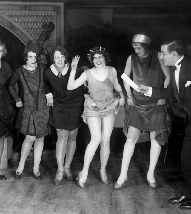 Eine Gruppe von Frauen tanzt Charleston.
