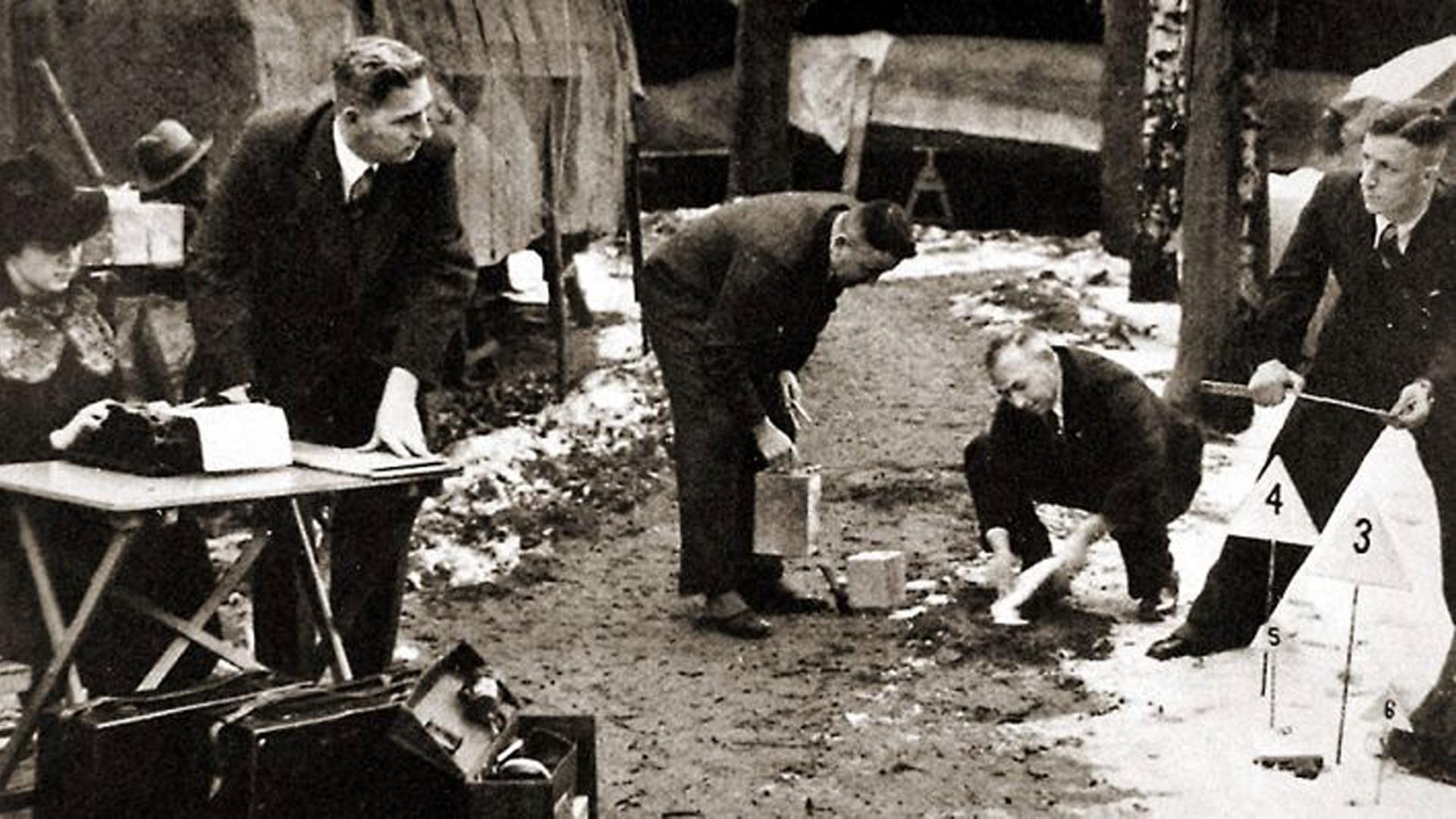 "Sündenbabel Berlin": Schwarz-weiß Fotografie von einem Tatort, zwei Männer gießen Gips in einen Fußabdruck.