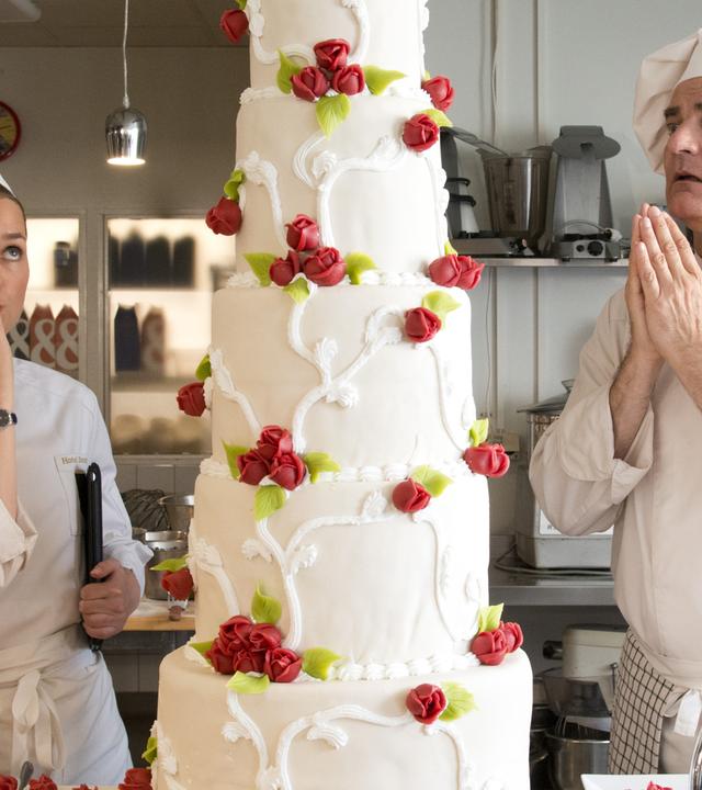 "Inga Lindström: Süße Leidenschaft": Hilla (Josephin Busch) und der berühmte Patissier Mika Stendal (Heinrich Schafmeister) garnieren eine Hochzeitstorte in der Hotel-Küche.