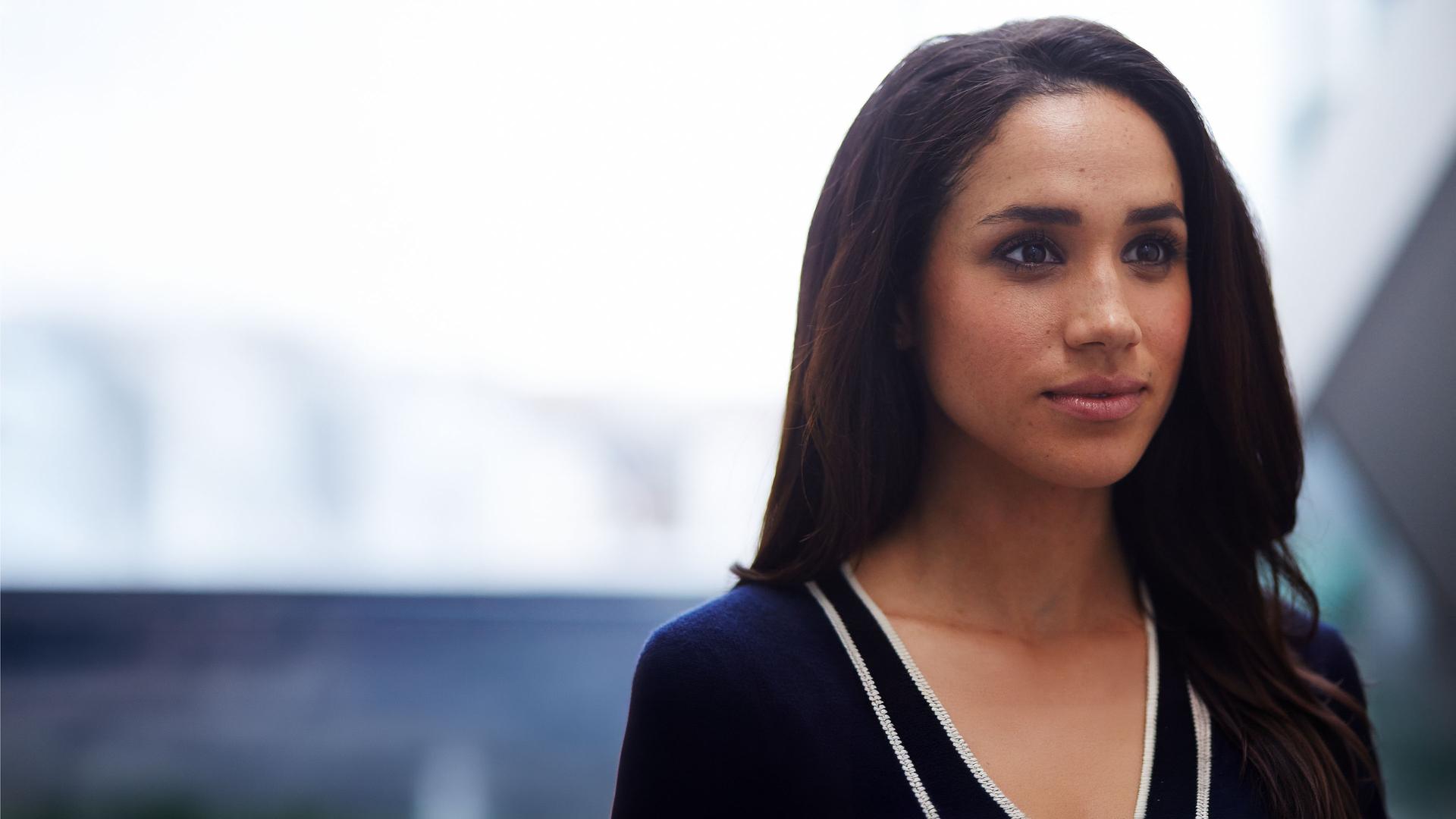 "Suits - Kampfansage": Nahaufnahme: Rachel (Megan Markle) schaut selbstbewusst und zufrieden zur Seite.