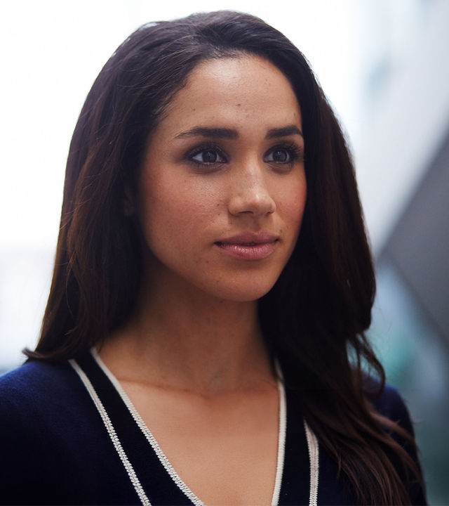 "Suits - Kampfansage": Nahaufnahme: Rachel (Megan Markle) schaut selbstbewusst und zufrieden zur Seite.