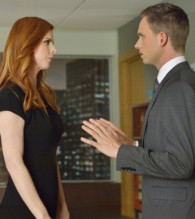"Suits - Reviermarkierung": Donna (Sarah Rafferty) und Mike (Patrick J. Adams) stehen sich in einem Büro gegenüber. Beide blicken sich ernst an, während Mike beschwichtigend die Hände hebt.