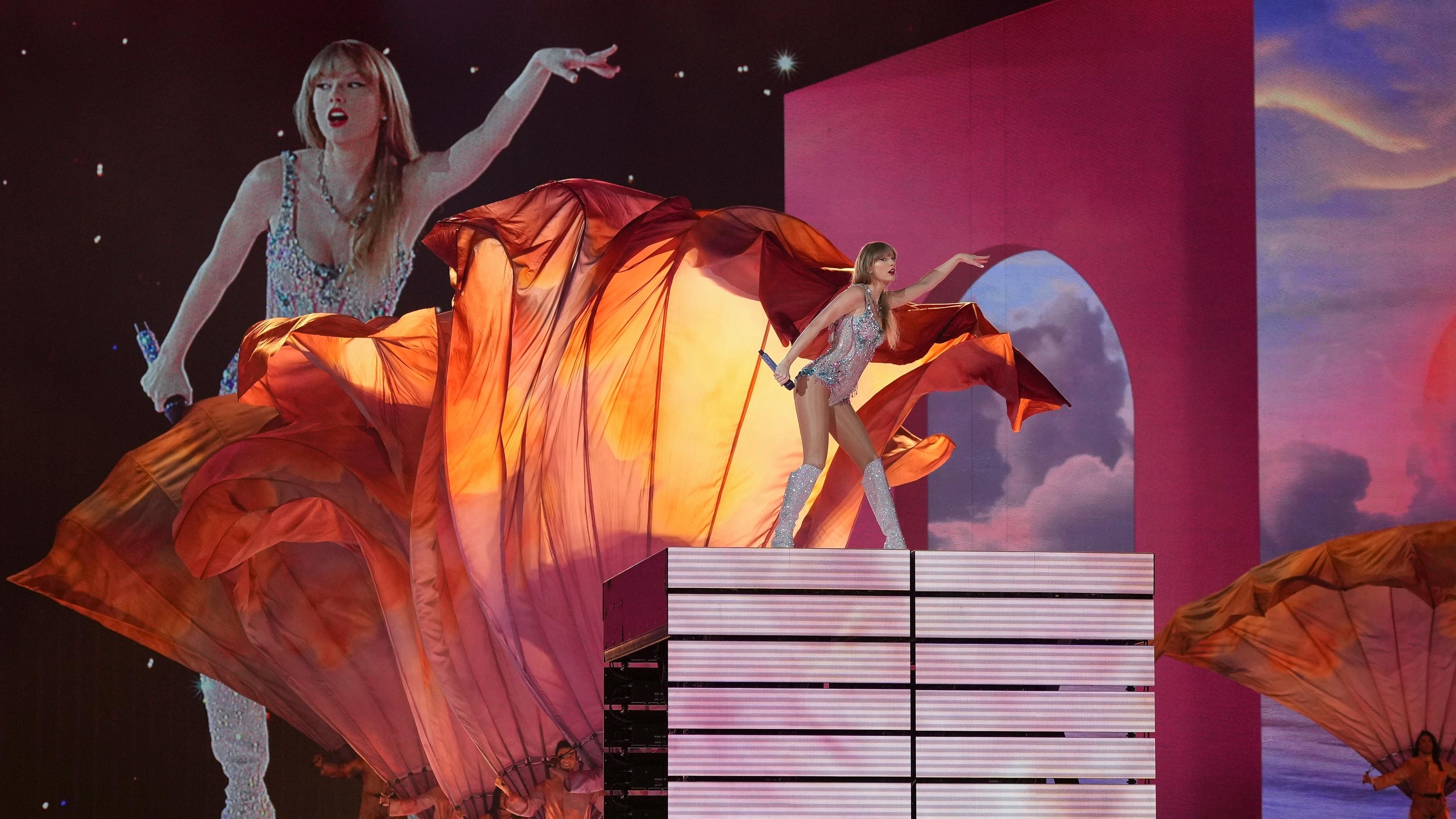 Taylor Swift performt bei ihrem Konzert auf der Bühne