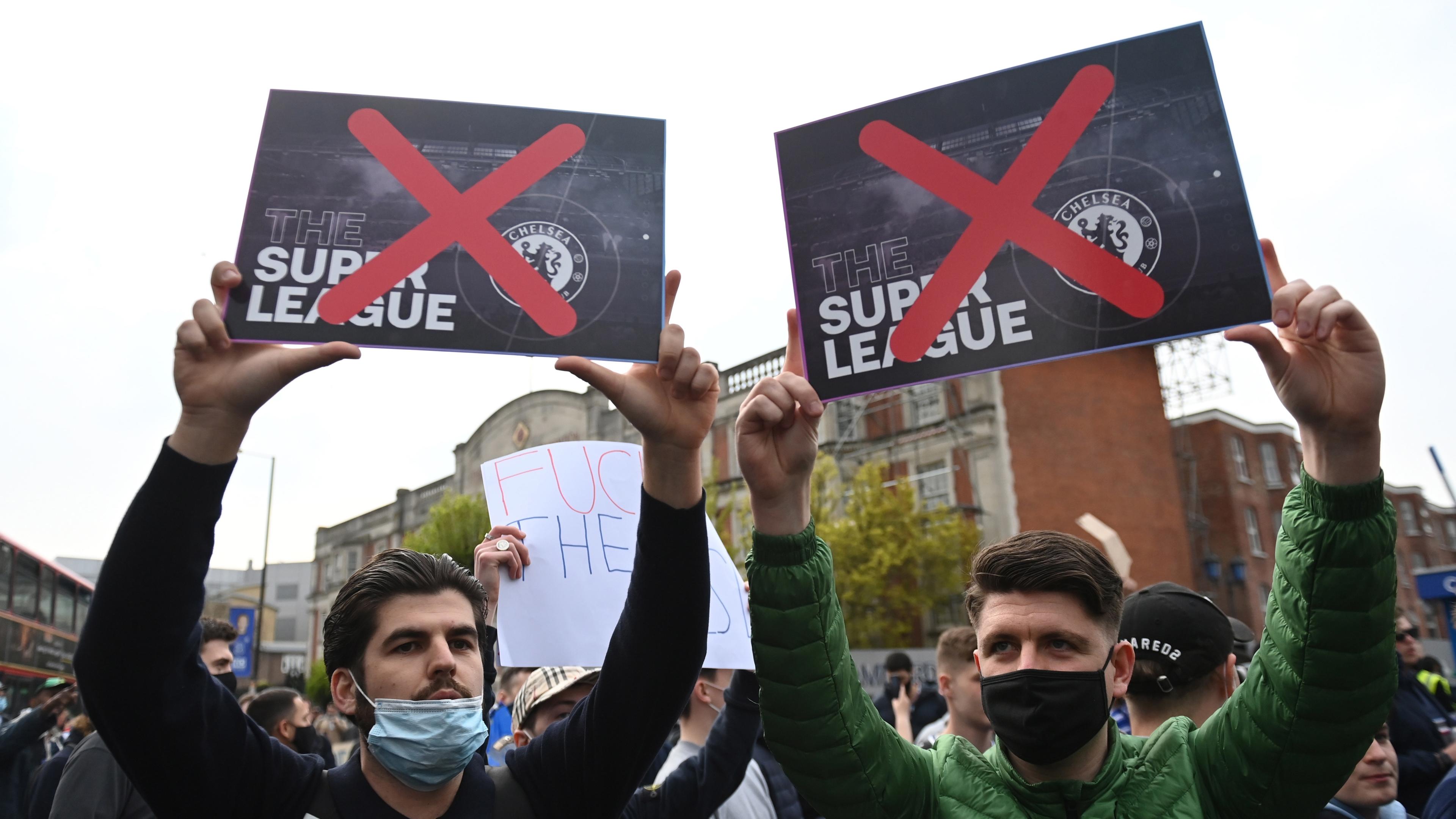 Englische Fans protestieren gegen die Super League