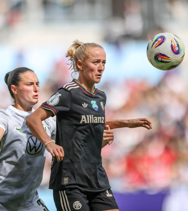 Wolfsburgs Caitlin Dijkstra und Münchens Lea Schüller kämpfen um den Ball.