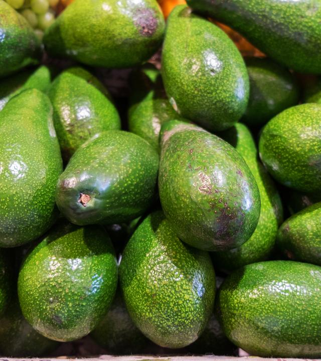 Grüne Avocados übereinander gestapelt