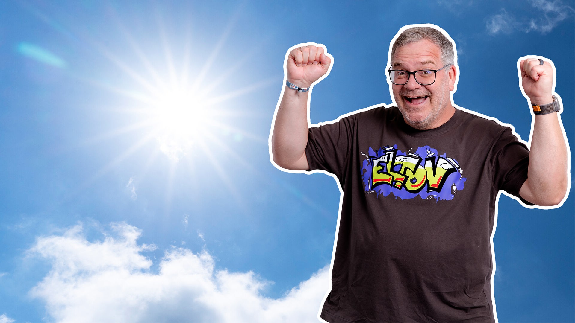 "1, 2 oder 3 - Superkräfte der Sonne": Elton steht, die Arme zur Jubelpose erhoben, vor der Sonne. 