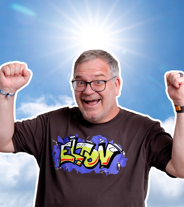 "1, 2 oder 3 - Superkräfte der Sonne": Elton steht, die Arme zur Jubelpose erhoben, vor der Sonne. 