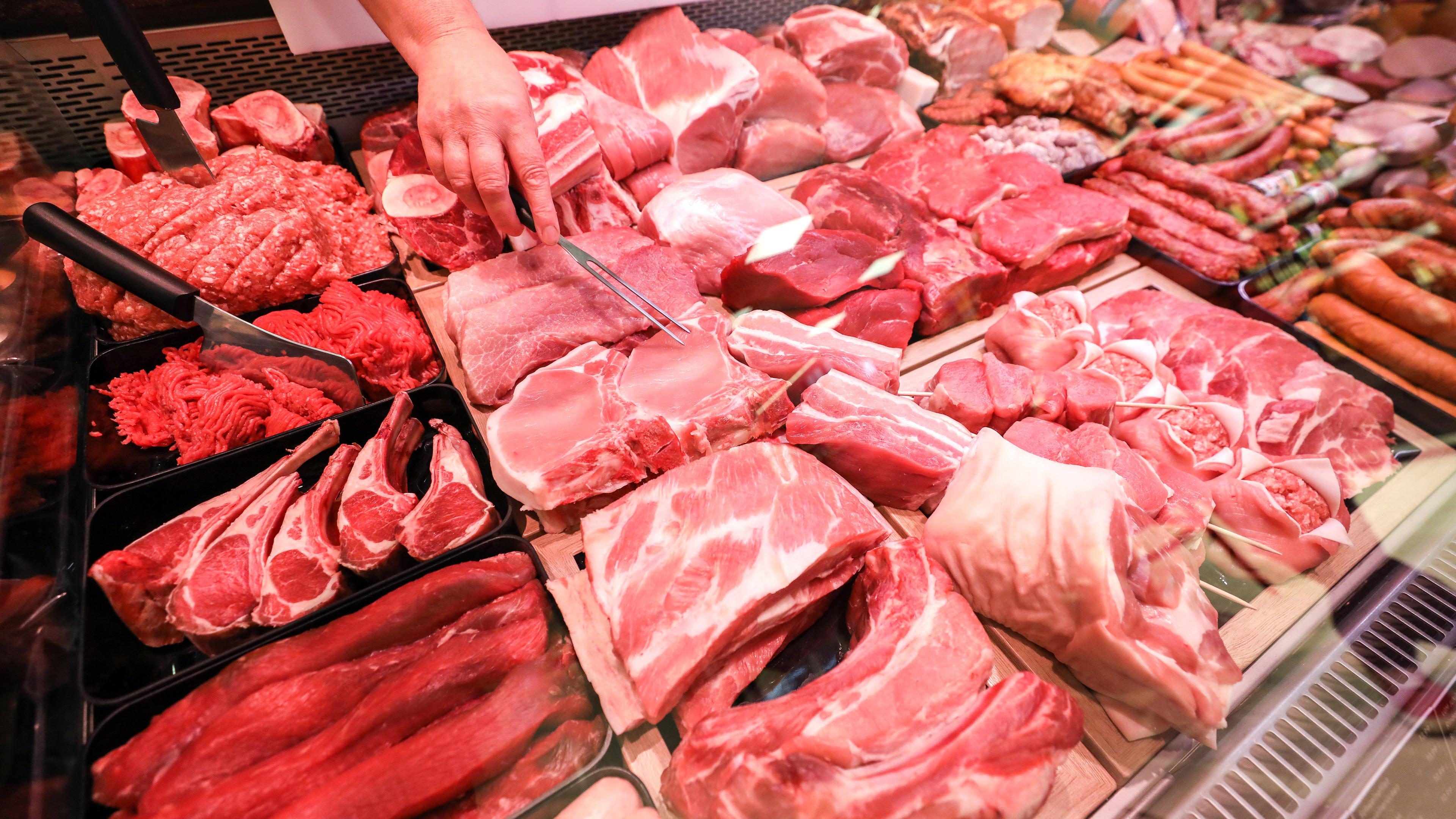 Sachsen, Leipzig: Schweinefleisch und Rindfleisch liegen in einer Fleischtheke in einem Supermarkt. Archivbild