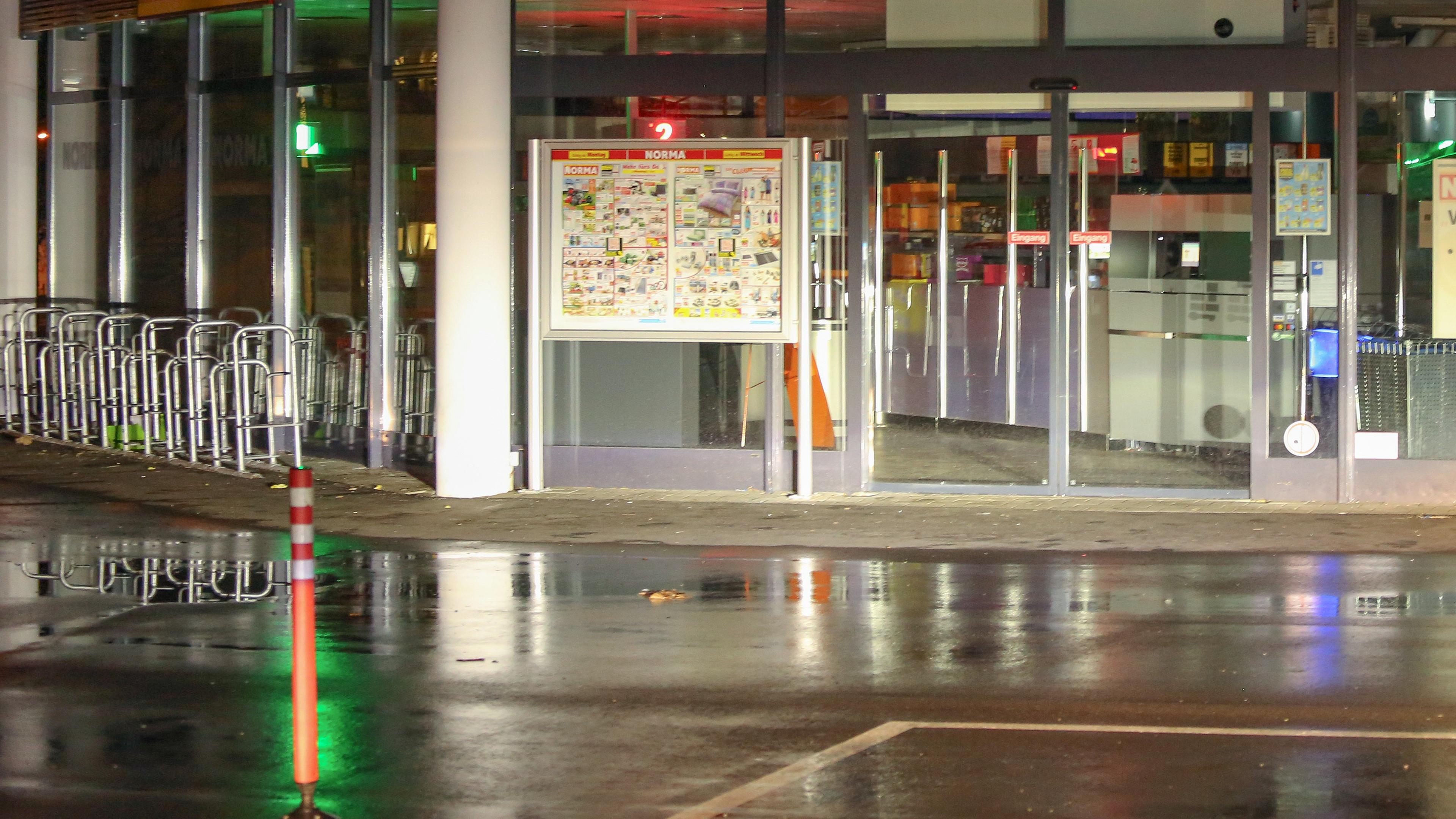 Ein Supermarkt ist in der Nacht geschlossen. Aufgenommen in Wangen im Allgäu am 04.04.2024