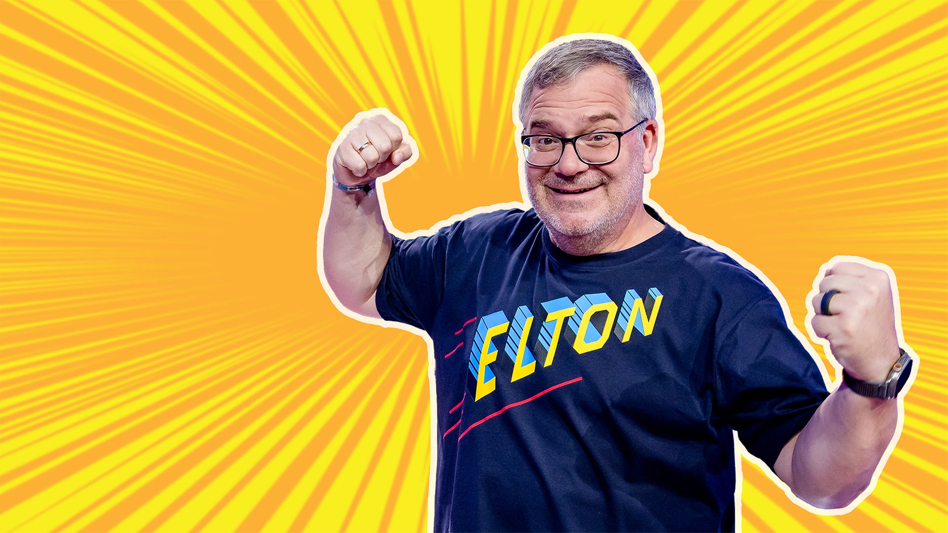 Moderator Elton steht im Mittelpunkt vor einem dynamischen, comicartigen Hintergrund mit gelben Strahlen. Er blickt lächelnd nach vorn, trägt ein T-Shirt mit der Aufschrift „ELTON“ und hält beide Fäuste erhoben, als würde er einen Erfolg feiern.