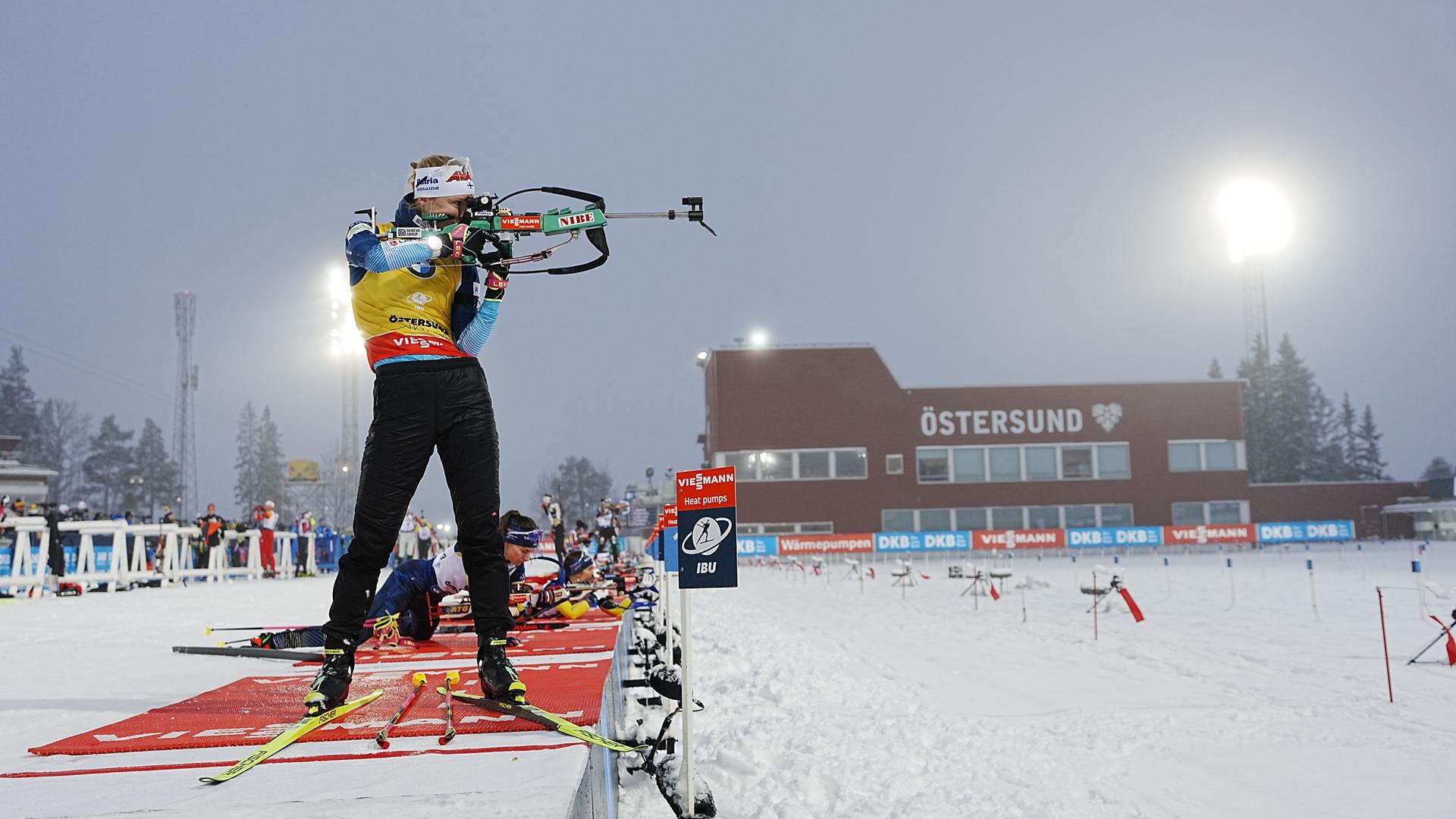 Suvi Minkkinen (Finnland) ist in Aktion beim Weltcup-Biathlon, Frauen. 