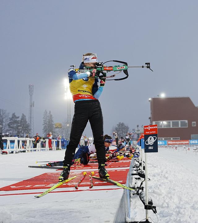Suvi Minkkinen (Finnland) ist in Aktion beim Weltcup-Biathlon, Frauen. 