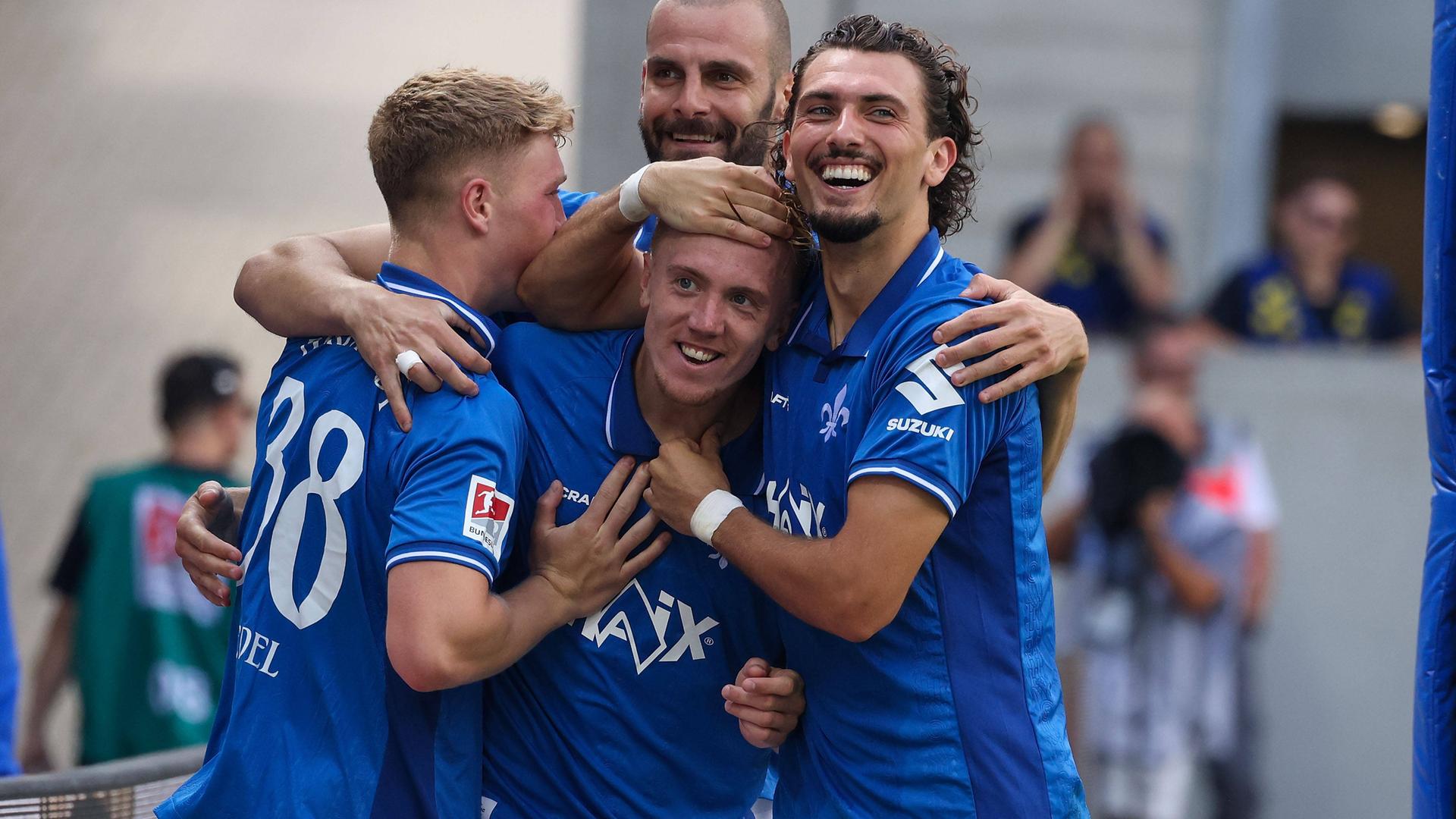 Clemens Riedel (SV Darmstadt 98), Aleksander Vukovic (SV Darmstadt 98), Isac Alexi Sivert Lidberg (SV Darmstadt 98), Fraser Hornby (SV Darmstadt 98) Torjubel.