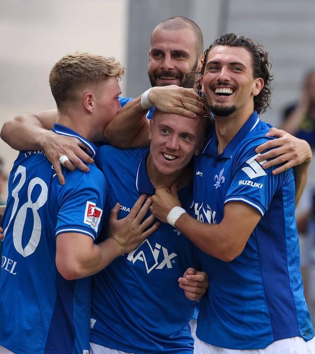 Clemens Riedel (SV Darmstadt 98), Aleksander Vukovic (SV Darmstadt 98), Isac Alexi Sivert Lidberg (SV Darmstadt 98), Fraser Hornby (SV Darmstadt 98) Torjubel.