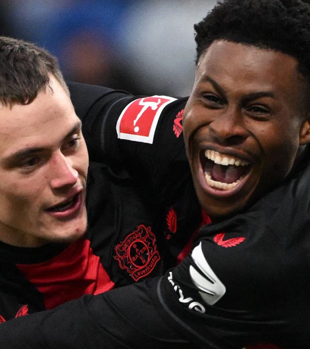 Nathan Tella (r, Bayer Leverkusen) jubelt mit Florian Wirtz (l, Bayer Leverkusen) über das 0-2.