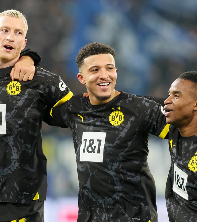 Marco Reus (Borussia Dortmund), Jadon Sancho (Borussia Dortmund) und Youssoufa Moukoko jubeln.