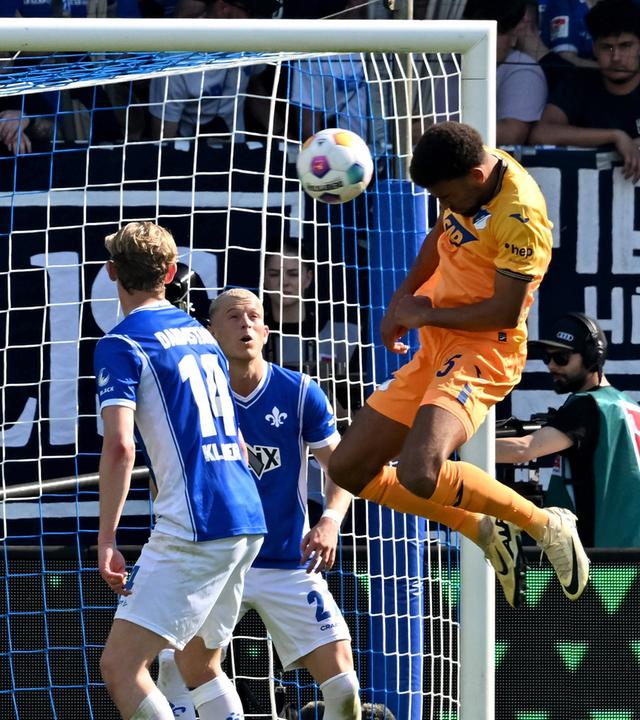 Christoph Klarer (l, SV Darmstadt) und Kevin Akpoguma (r, Hoffenheim) in Aktion.