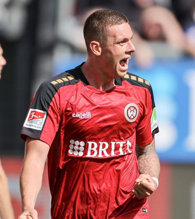 Torjubel nach dem Ausgleich beim Schützen Max Reinthaler (Wiesbaden).