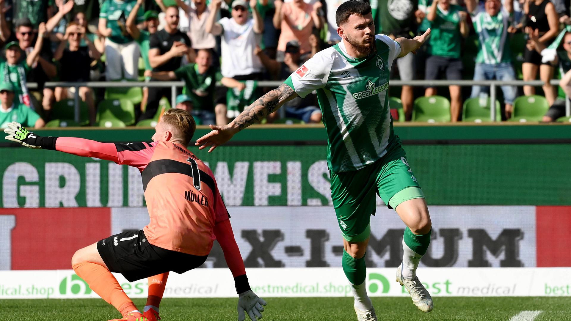 Oliver Burke (l, Werder Bremen) jubelt nach seinem Treffer zum 2:2 am 13.08.2022.