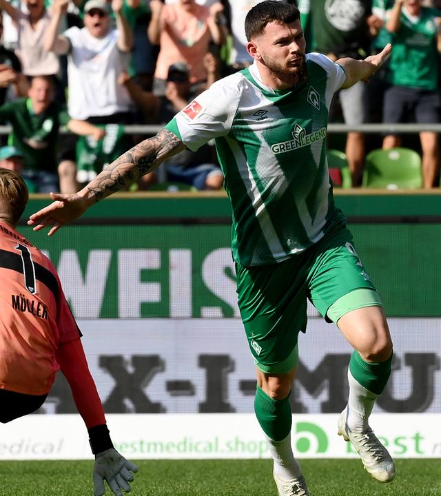 Oliver Burke (l, Werder Bremen) jubelt nach seinem Treffer zum 2:2 am 13.08.2022.
