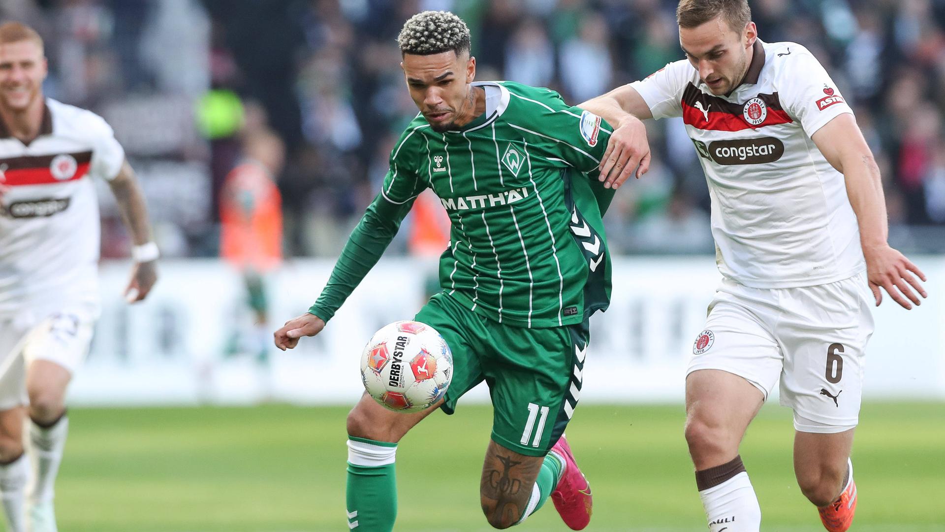 Justin Njinmah (Bremen, 11) und James Sands (St. Pauli, 6) kämpfen.