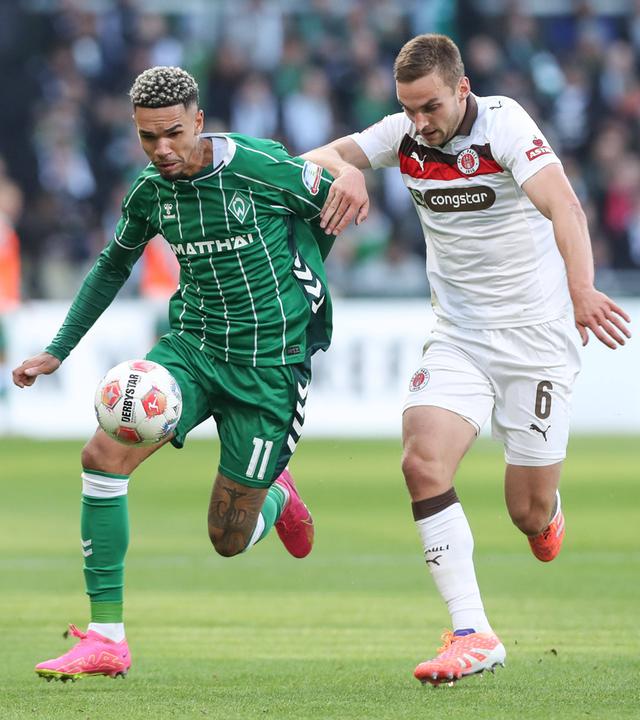 Justin Njinmah (Bremen, 11) und James Sands (St. Pauli, 6) kämpfen.