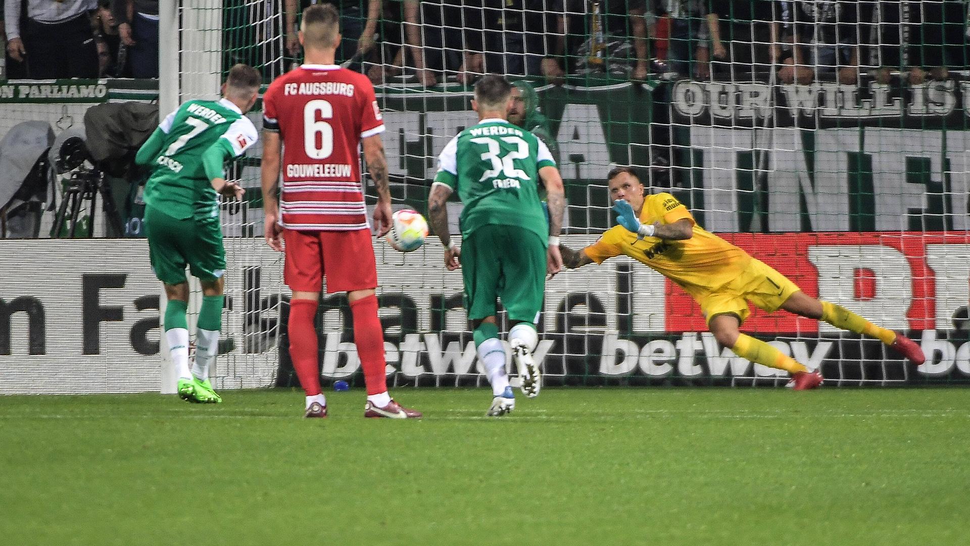 Torwart Rafat Gikiewicz (FC Augsburg 1) pariert einen Elfer von Marvin Duksch (SV Werder Bremen 7) in der Schlussminute, SV Werder Bremen gegen FC Augsburg, Fussball, Bundesliga, DFL, 09.09.2022 