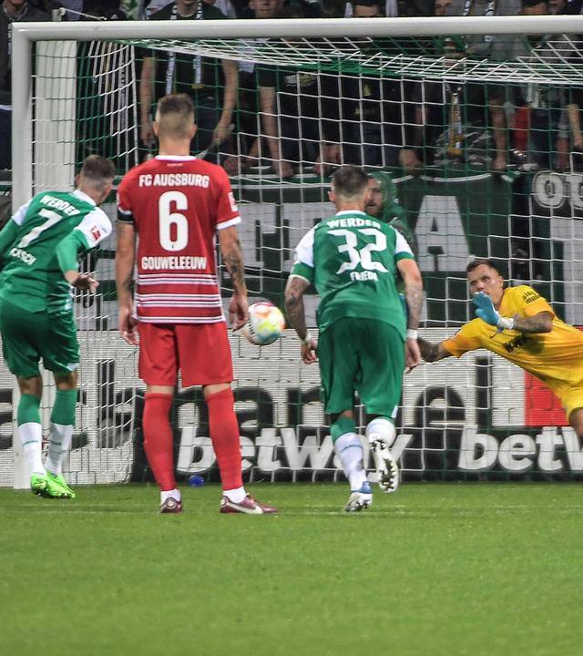 Torwart Rafat Gikiewicz (FC Augsburg 1) pariert einen Elfer von Marvin Duksch (SV Werder Bremen 7) in der Schlussminute, SV Werder Bremen gegen FC Augsburg, Fussball, Bundesliga, DFL, 09.09.2022 