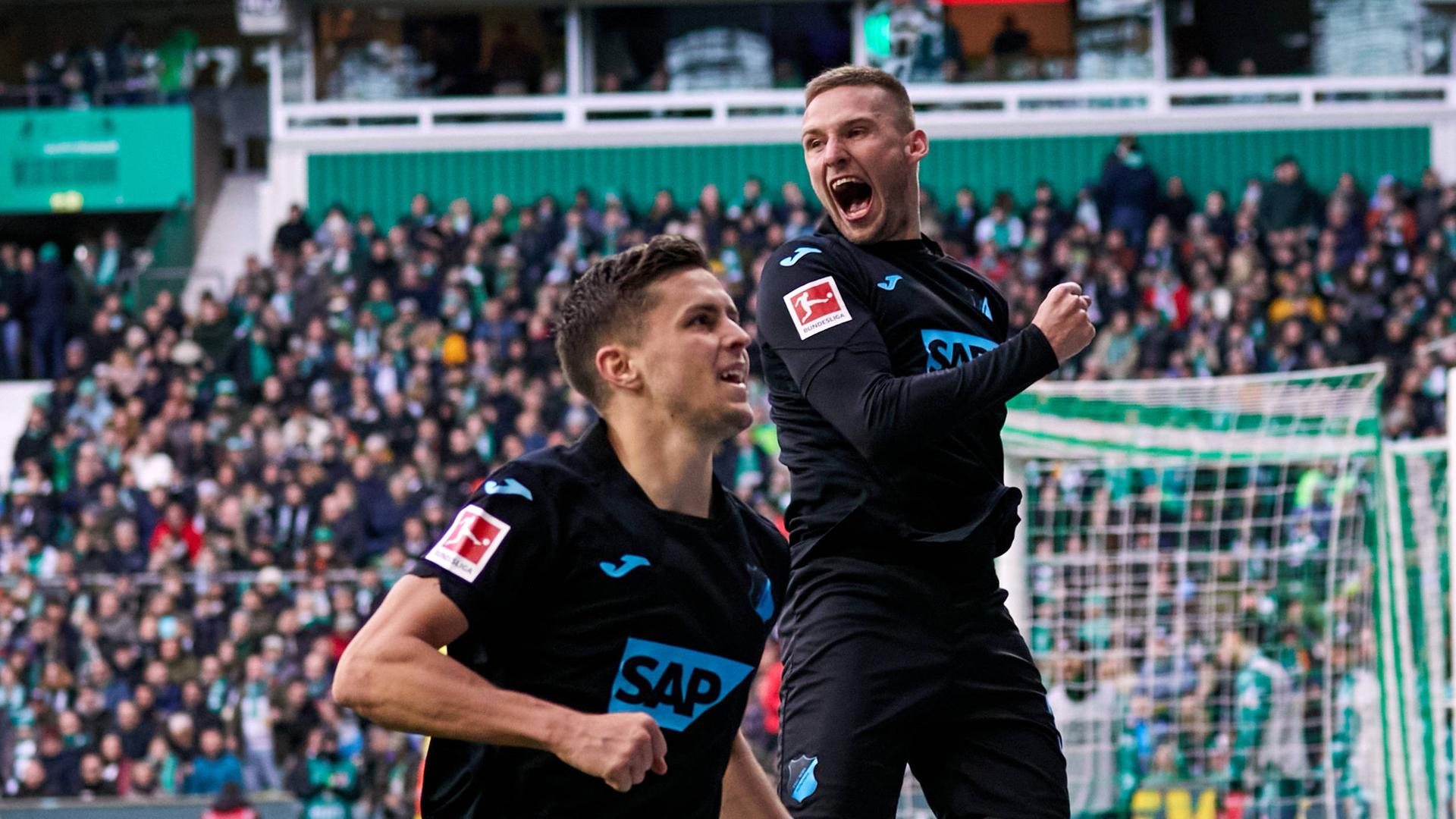 Christoph Baumgartner (TSG 1899 Hoffenheim, 14) schiesst das zweite Tor für Hoffenheim in der 53. Spielminute. Die Freude ist groß, die Mannschaft jubelt. 