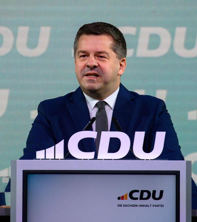 Sven Schulze, Minister für Wirtschaft, Tourismus, Landwirtschaft und Forsten des Landes Sachsen-Anhalt spricht am 29.11.2025 in Magdeburg auf dem Landesparteitag der CDU zu den Delegierten. 