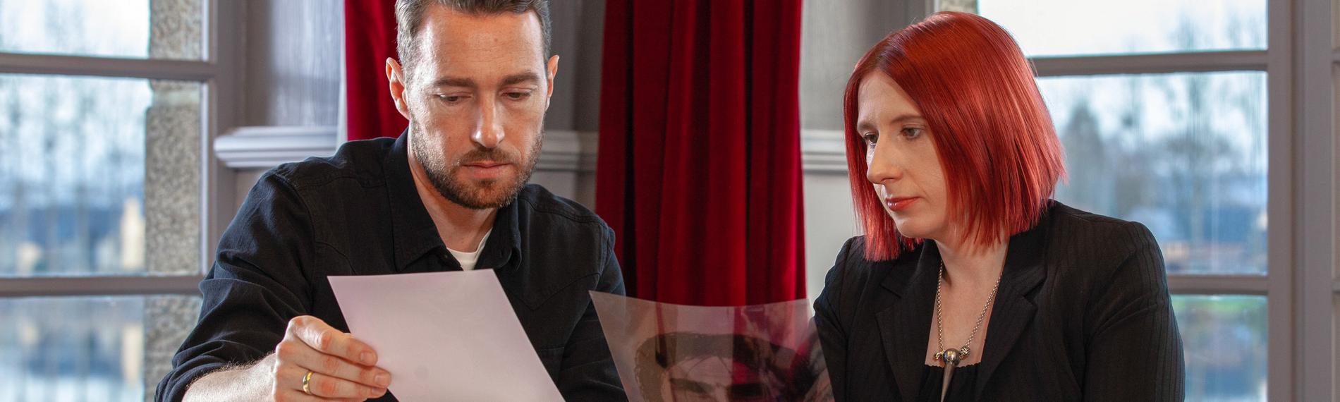 "Tod in der Bretagne": Voss und Benecke an einem Tisch sitzend mit Unterlagen zum Fall in der Hand.