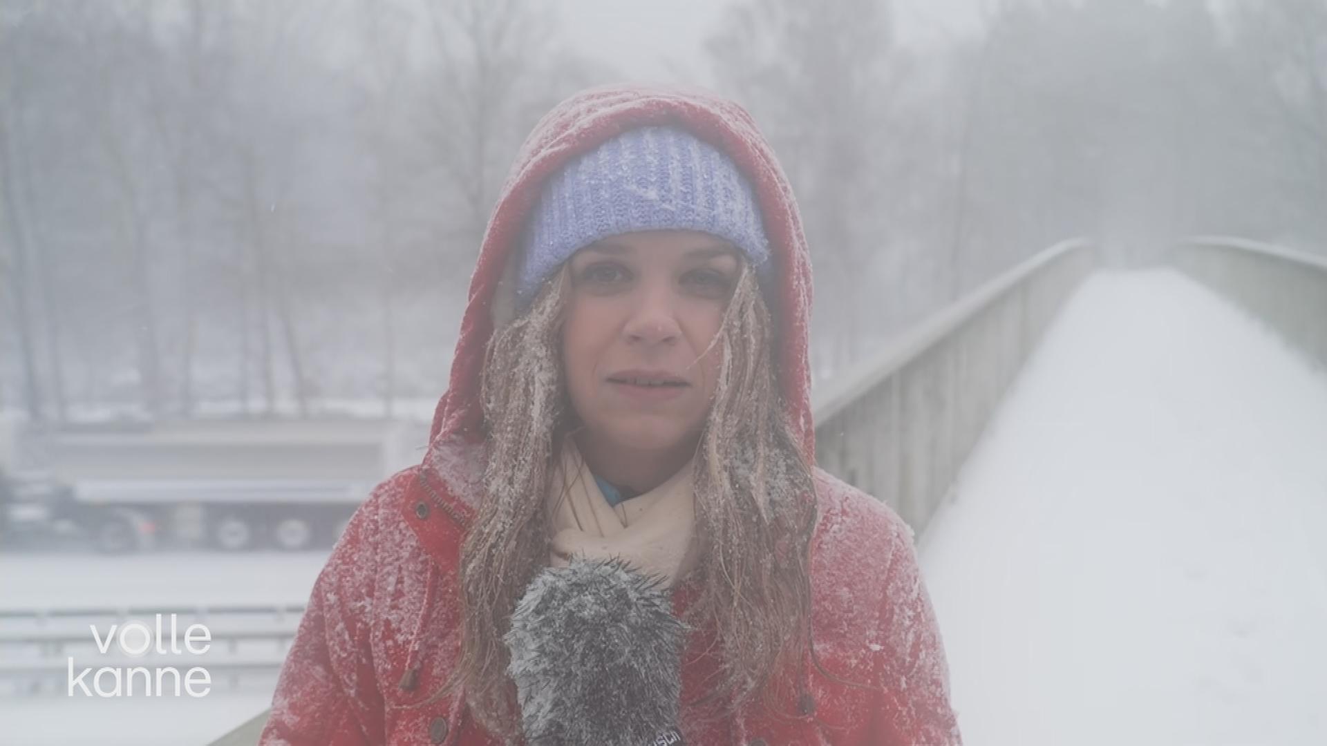 ZDF-Reporterin Svenja Bergerhoff steht im Schnee und blickt in die Kamera.