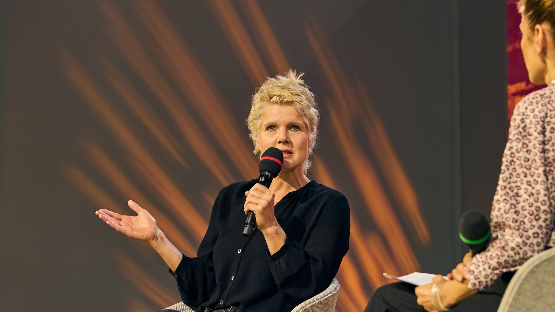 Svenja Flaßpöhler spricht auf der Literaturbühne mit Katty Salié über ihr Buch "Zusammenbleiben. Von der Freiheit fester Bindungen"