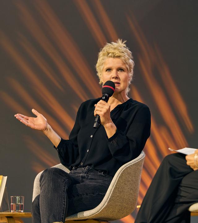 Svenja Flaßpöhler spricht auf der Literaturbühne mit Katty Salié über ihr Buch "Zusammenbleiben. Von der Freiheit fester Bindungen"