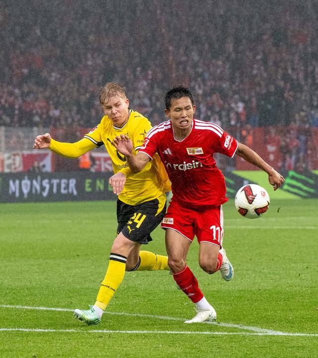 Der Dortmunder Verteidiger Daniel Svensson und sein Kontrahent Jeong Woo-yeong kämpfen beide um den Ball
