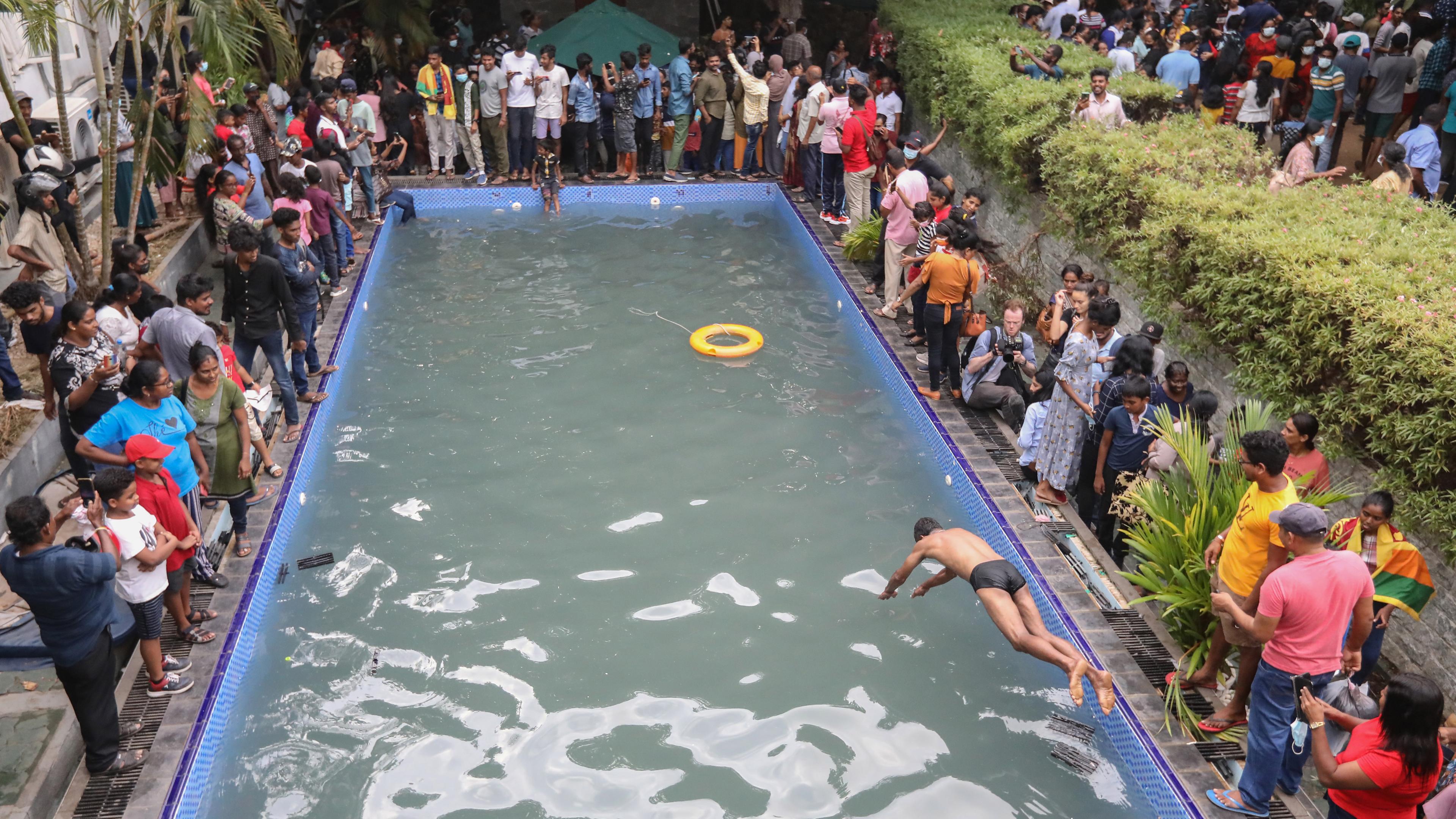 Demonstranten im Swimmingpool von Gotabaya Rajapaksa