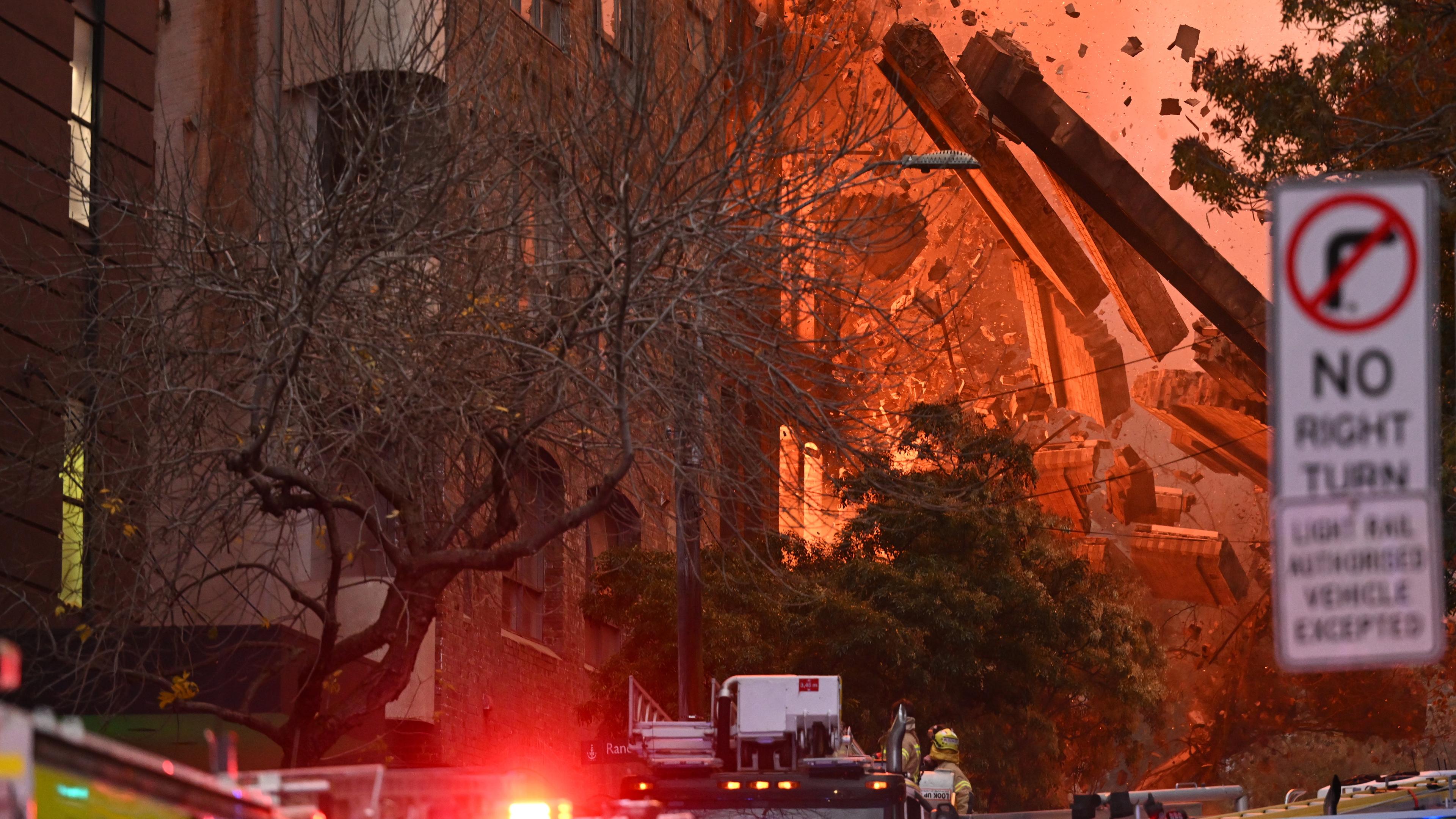 Nach einem Feuer in Sydney stürzt ein Gebäude ein