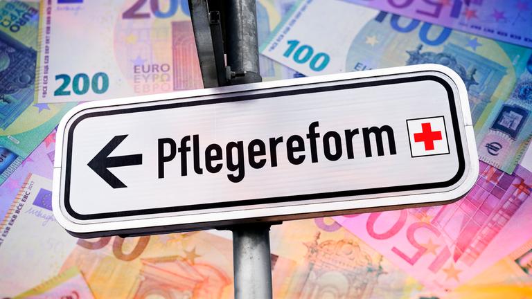 Wegweiser mit Aufschrift Pflegereform vor Euroscheinen, Fotomontage