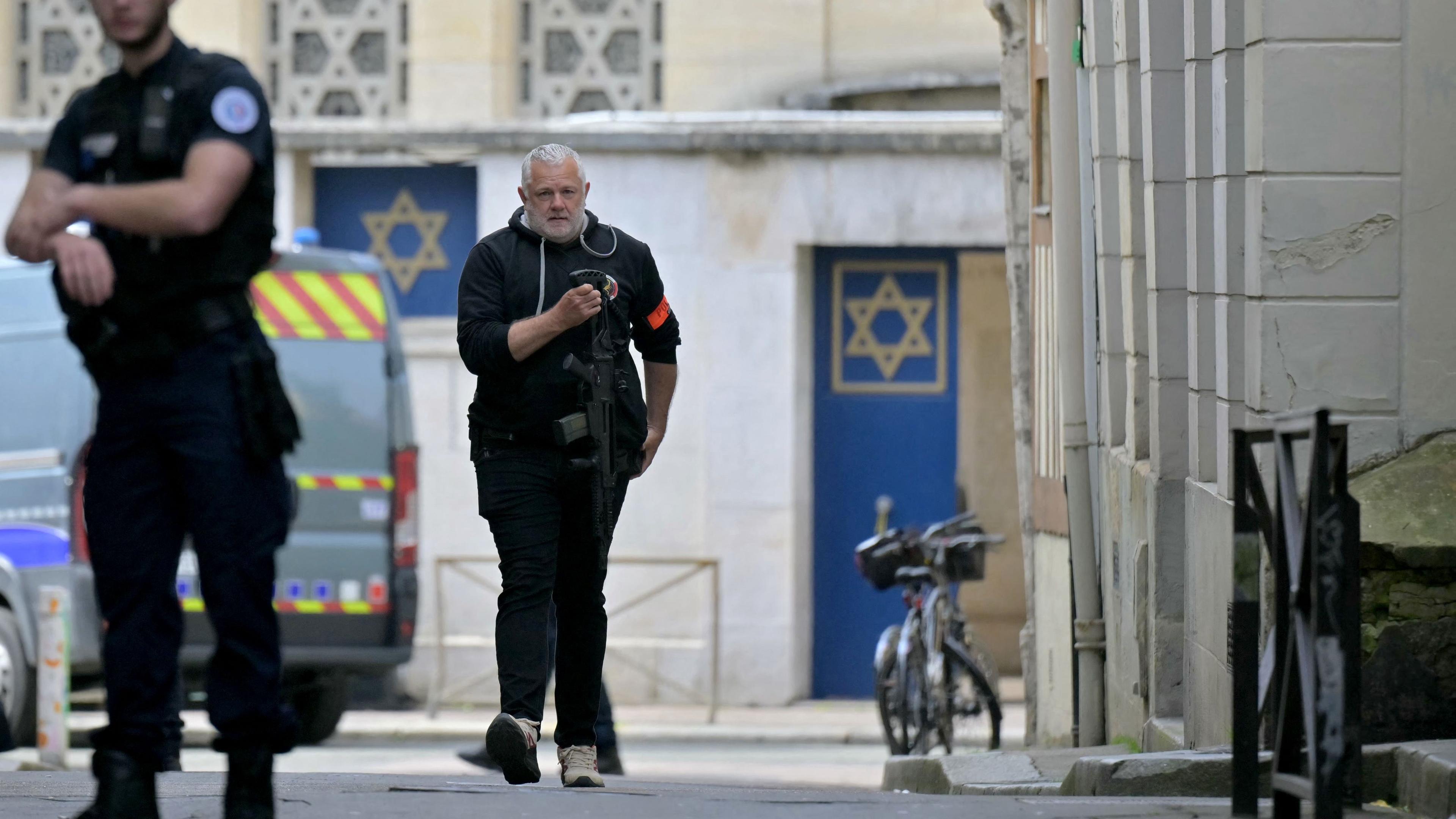 Polizist mit ein Gewehr vor dem Eingang einer Synagoge in Frankreich