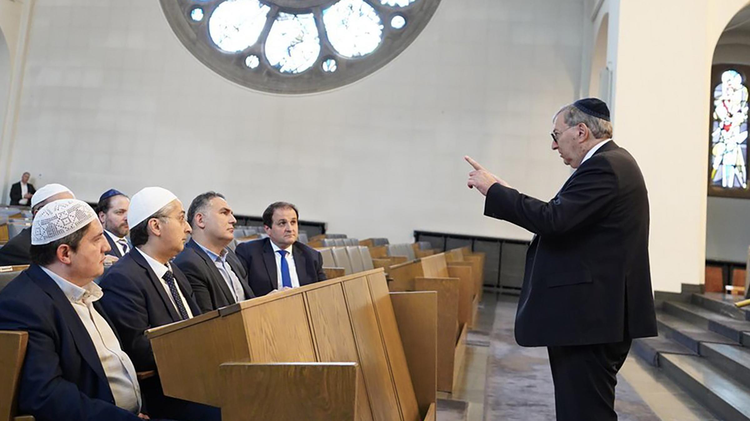 Vertreter von vier muslimischen Verbänden hören in der Kölner Synagoge dem Vorstand der Synagogen-Gemeinde zu. (23.10.2023)