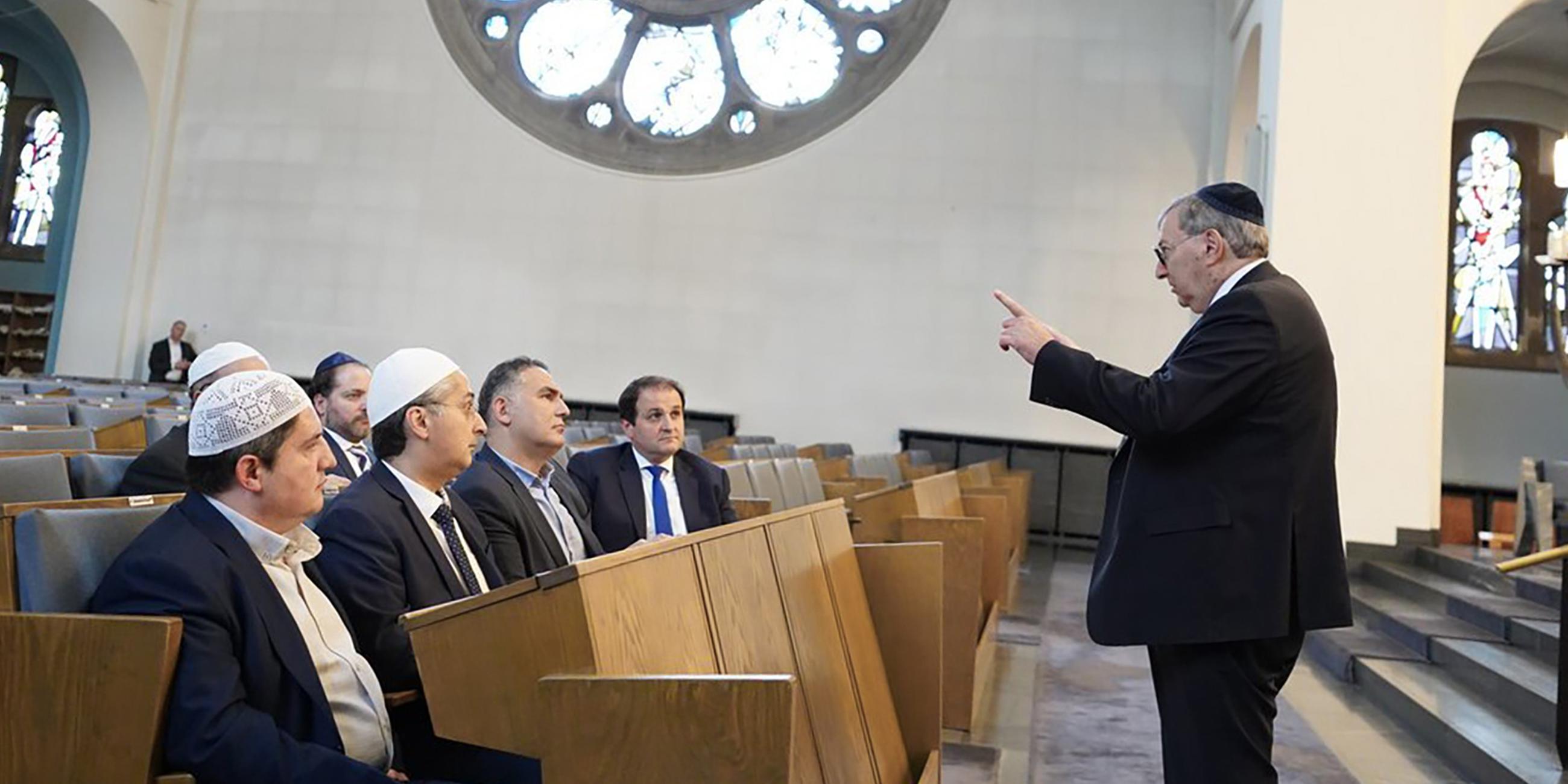 Vertreter von vier muslimischen Verbänden hören in der Kölner Synagoge dem Vorstand der Synagogen-Gemeinde zu. (23.10.2023)