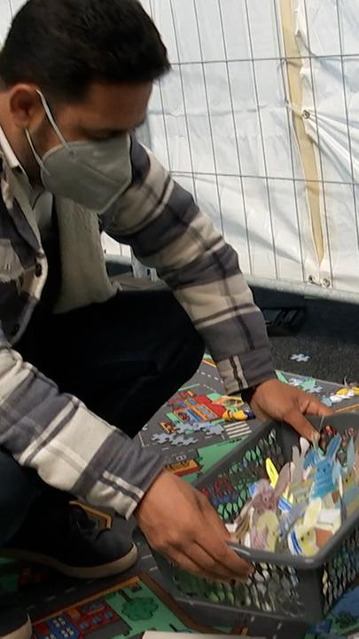 Syrer hilft in Flüchtlingsunterkunft