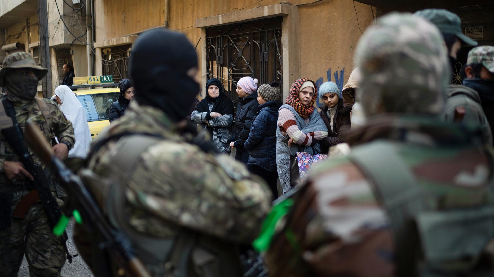 Syrien: neue Machthaber verfolgen Assad-Anhänger