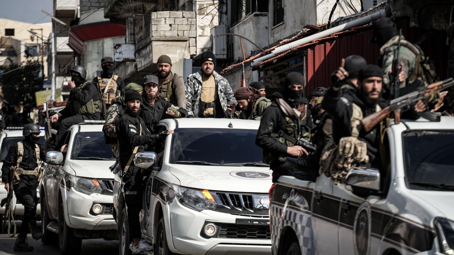 Syrien, Jableh: Angehörige der syrischen Sicherheitskräfte patrouillieren auf einer Straße in der Stadt Jableh, 25 km südlich von Latakia. Der syrische Übergangspräsident al-Sharaa kündigte am Sonntag die Bildung eines Hohen Komitees für den zivilen Frieden an, das die Aufgabe hat, direkt mit den Gemeinschaften in der Küstenregion in Kontakt zu treten, um Bedenken auszuräumen und Stabilität zu gewährleisten.