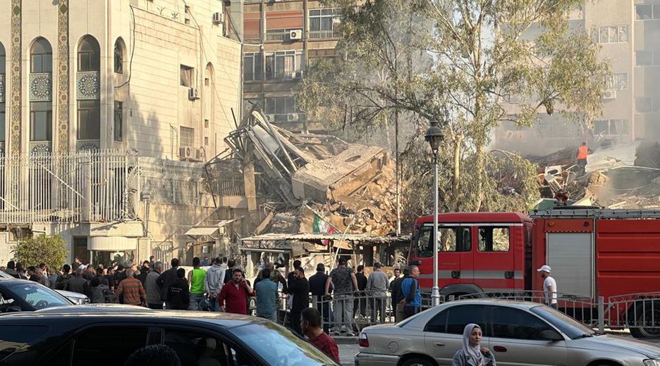 Das mit einem Mobiltelefon aufgenommenen Foto zeigt ein zerstörtes Gebäude auf dem Gelände der iranischen Botschaft in Damaskus.