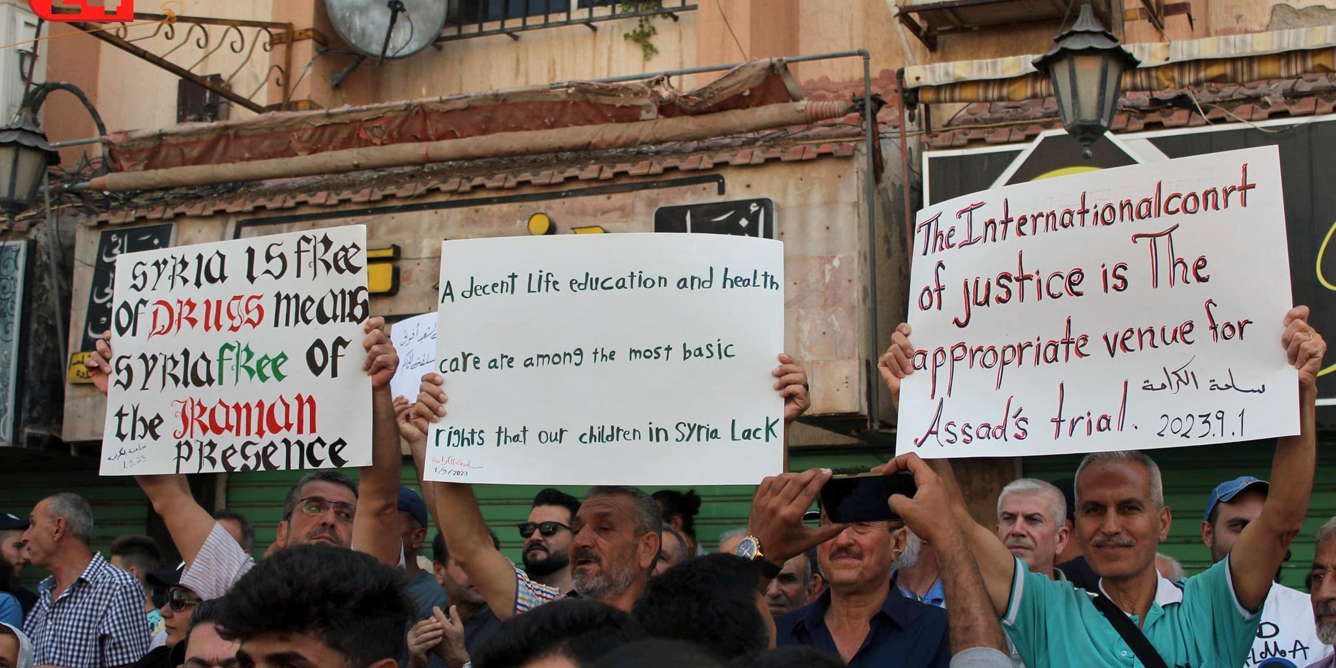Protestierende Menschen in Syrien