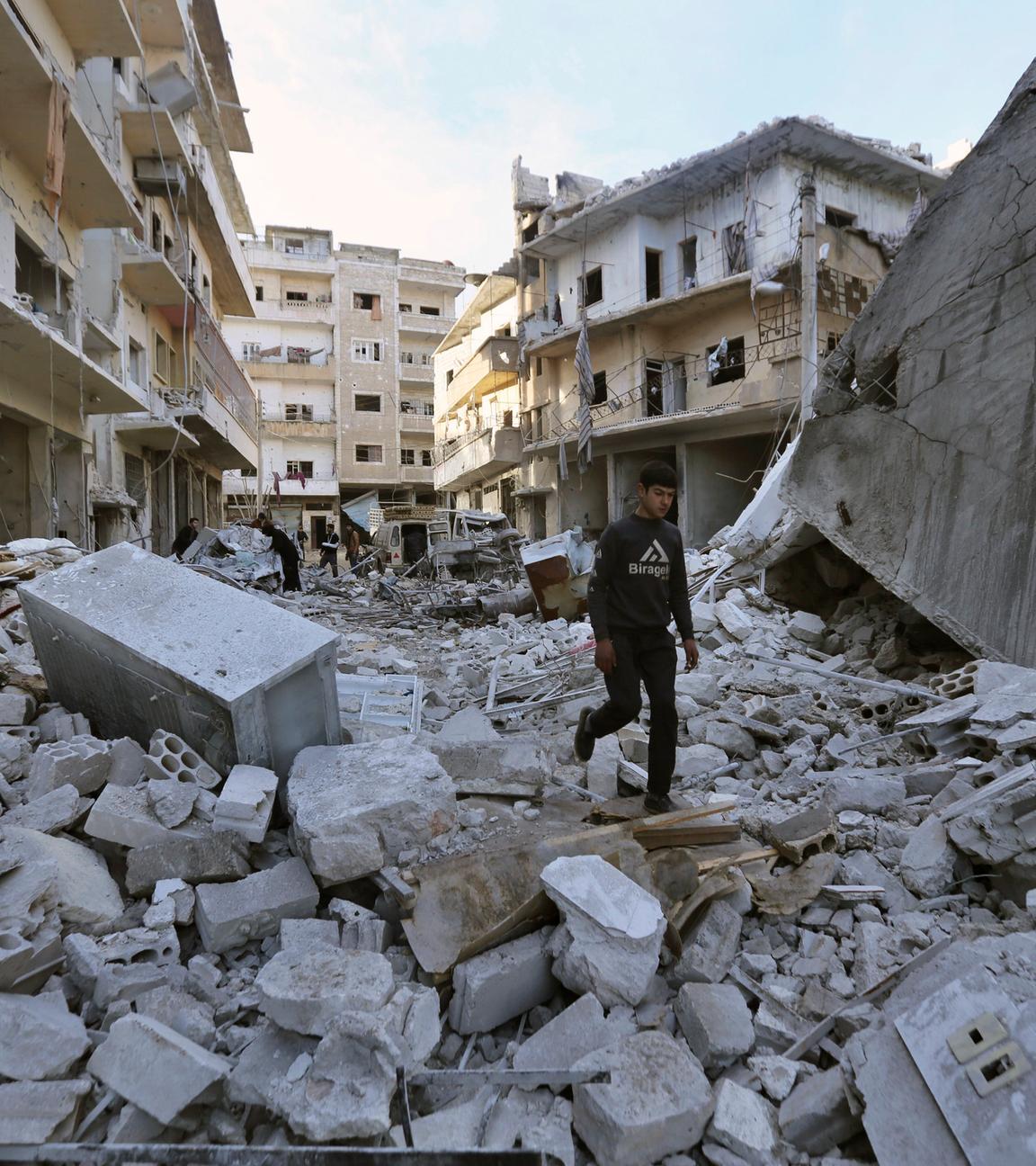 Mann zwischen Trümmern in der syrischen Provinz Idlib